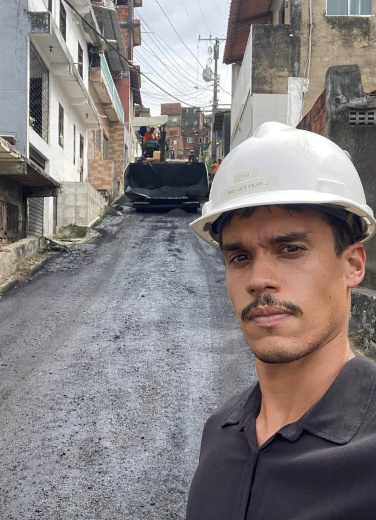 Lipe de capacete na rua sendo asfaltada
